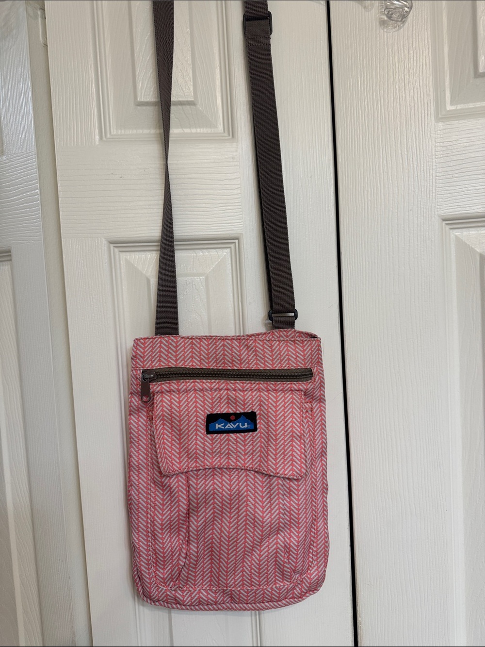 Kavu Keepers Pink Chevron Messenger Crossbody Bag